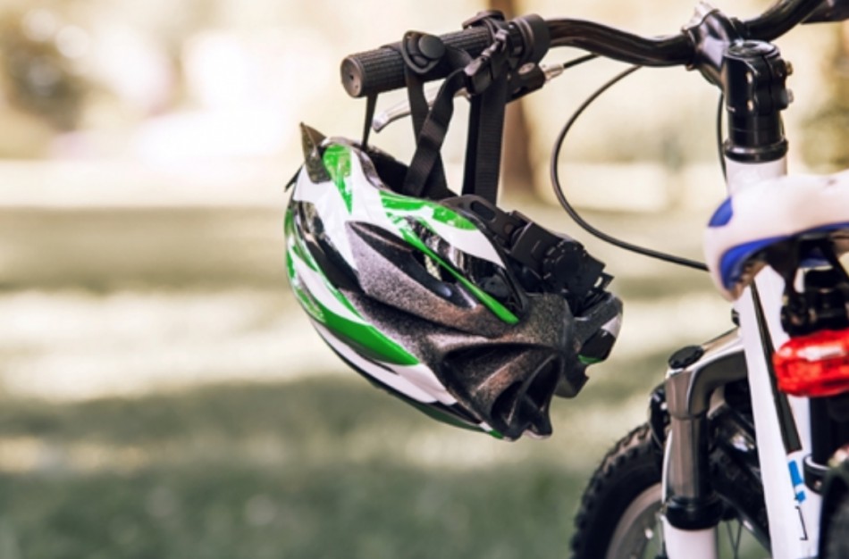 Pradedama vykdyti dviračių šalmų tikrinimo programa