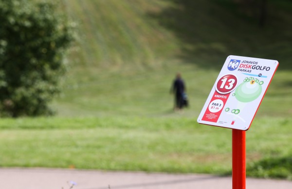 Jonavoje įrengtas diskgolfo parkas – nauja erdvė bendruomenei
