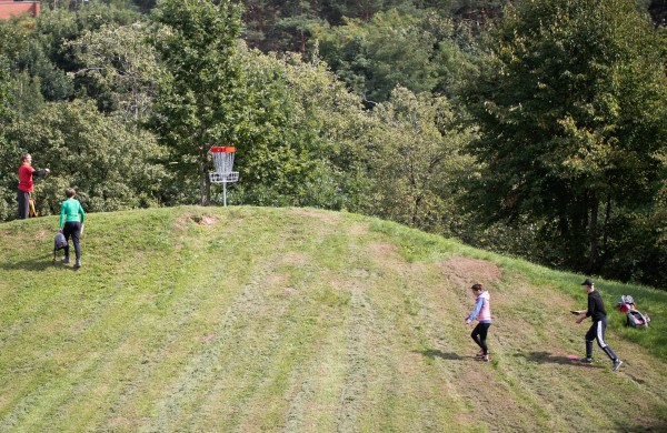 Jonavoje įrengtas diskgolfo parkas – nauja erdvė bendruomenei