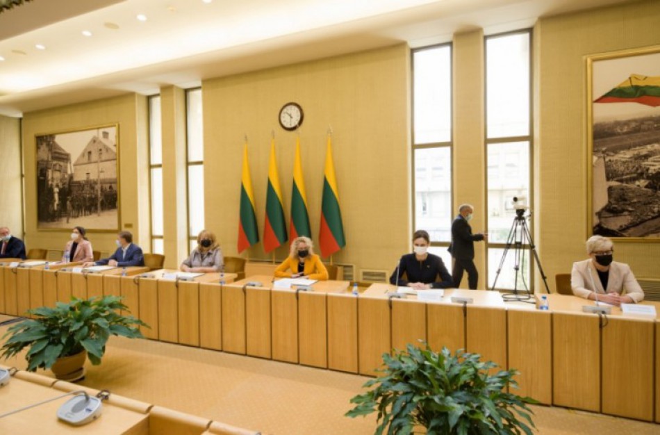 Politinių partijų vadovai pasirašė istorinį susitarimą dėl švietimo politikos dešimčiai metų