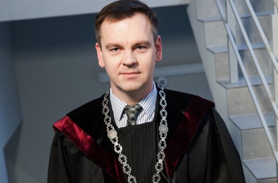 Teisėjas paaiškino, kas gresia už galimybių paso klastojimą