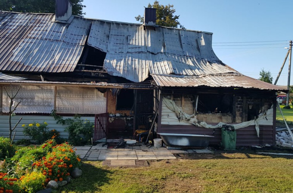 Žeimiuose atvira liepsna degė gyvenamas namas