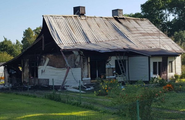 Žeimiuose atvira liepsna degė gyvenamas namas