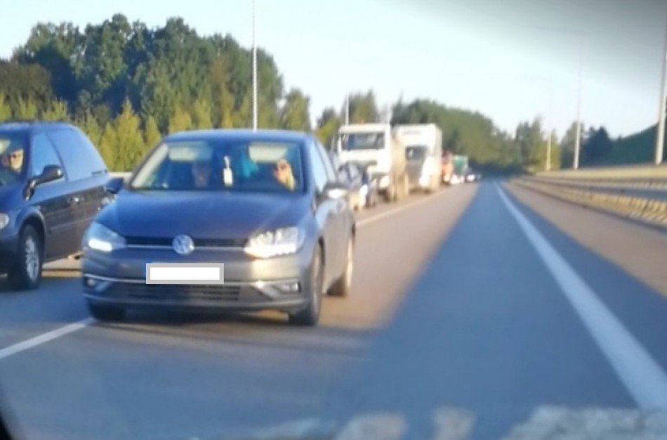 Kolonos lenkimas per ištisinę liniją ant tilto per Nerį gresia rimtais nemalonumais