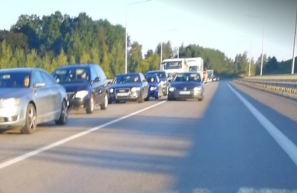 Kolonos lenkimas per ištisinę liniją ant tilto per Nerį gresia rimtais nemalonumais