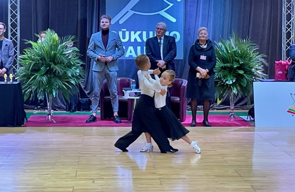 Jonavos sportinių šokių klubo „Bonus“ šokėjai džiaugiasi puikiais rezultatais