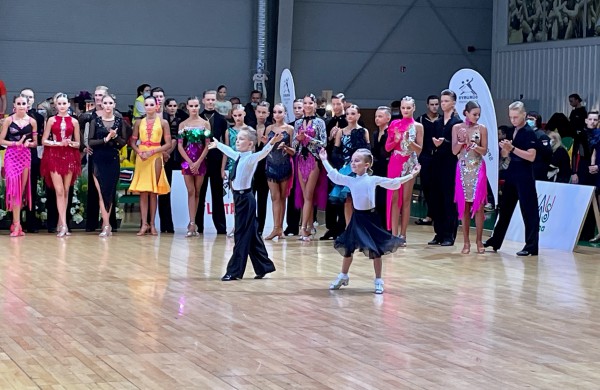 Jonavos sportinių šokių klubo „Bonus“ šokėjai džiaugiasi puikiais rezultatais