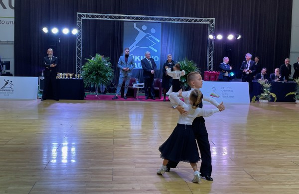 Jonavos sportinių šokių klubo „Bonus“ šokėjai džiaugiasi puikiais rezultatais