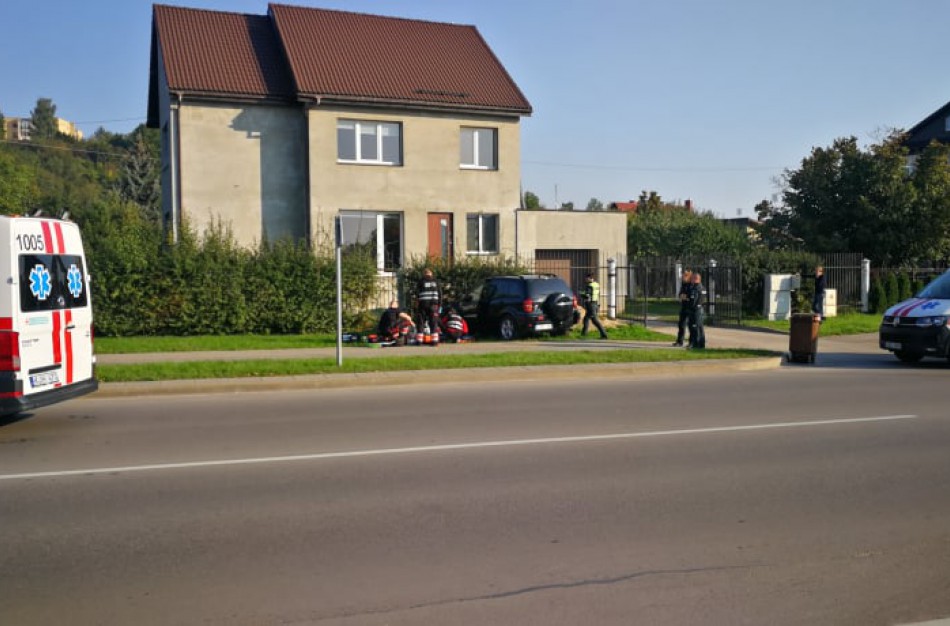 Į namo tvorą atsitrenkusio automobilio vairuotojas neišgyveno