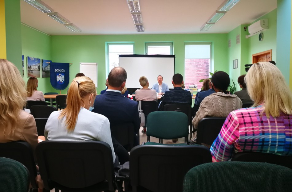 Šiandien Jonavos verslininkams, darbdaviams, surengta diskusija „Galimybių pasas nuo rugsėjo 13-os dienos“.  Teisinis reglamentavimas ir darbuotojų išlaikymas