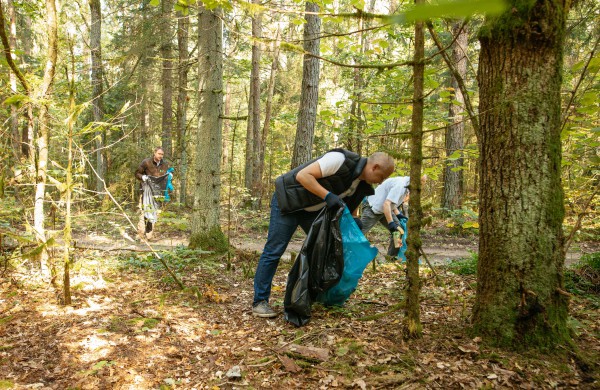 „Miško kuopa“ sutelkė miškų švarai neabejingus piliečius – surinktos tonos šiukšlių