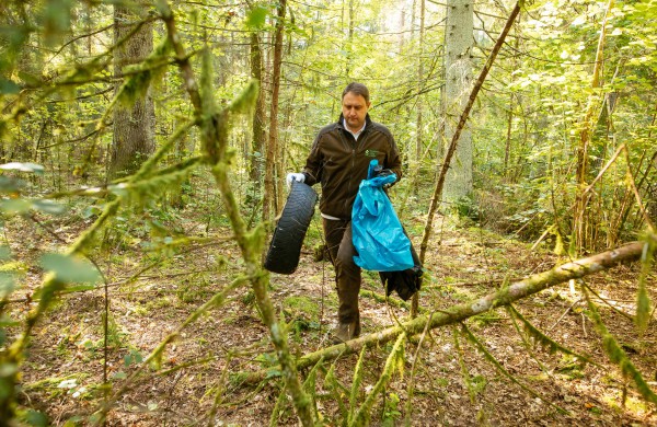 „Miško kuopa“ sutelkė miškų švarai neabejingus piliečius – surinktos tonos šiukšlių