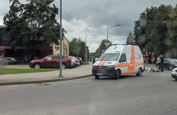 Taksi automobilis Vasario 16-osios gatvėje partrenkė senyvo amžiaus moterį