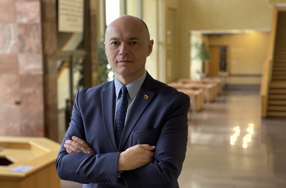 E. Sabutis: „Dar labiau kilsiančios kainos ir nauji mokesčiai – valdančiųjų darbotvarkė Seimo rudens sesijai“