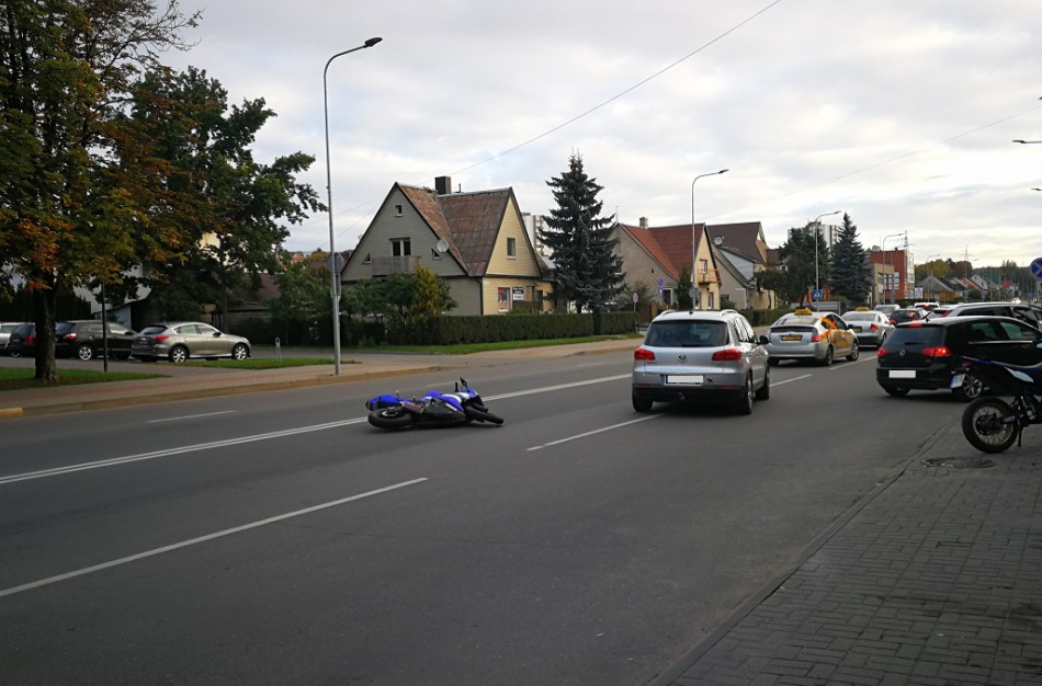 Miesto centre eismą trikdė vidury kelio nuvirtęs motociklas