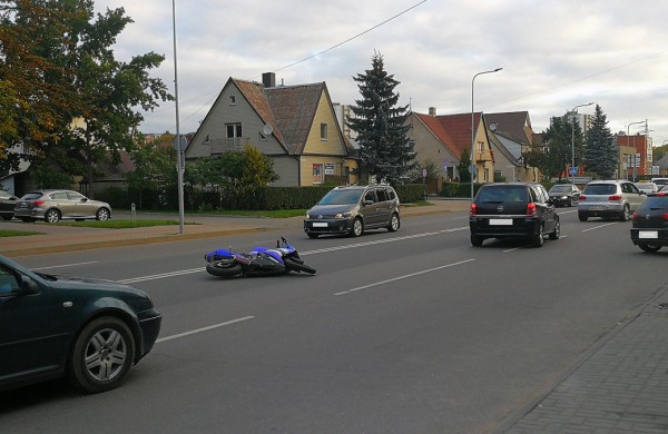 Miesto centre eismą trikdė vidury kelio nuvirtęs motociklas