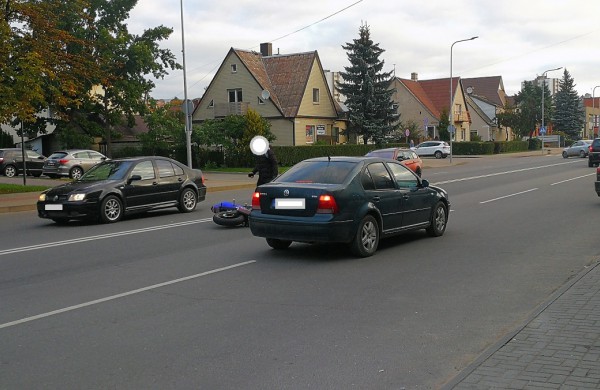 Miesto centre eismą trikdė vidury kelio nuvirtęs motociklas