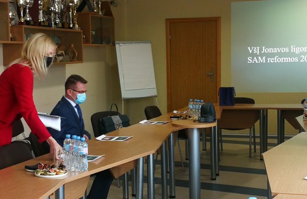 Jonavoje lankosi sveikatos apsaugos ministras Arūnas Dulkys