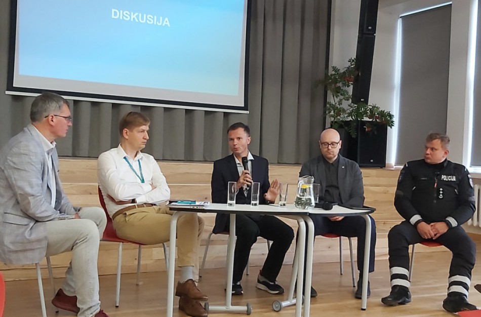 Mokinys autobuse. Kaip galime užtikrinti jo saugumą keliaujant?