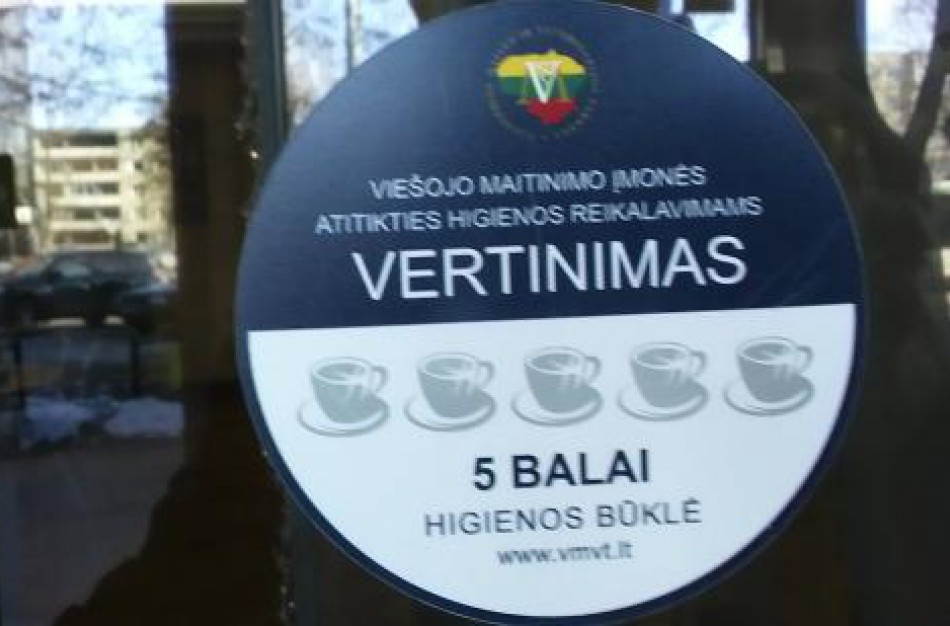 Ar pamenate, ką reiškia ant kavinės ar restorano durų užklijuotas lipdukas su puodeliais?