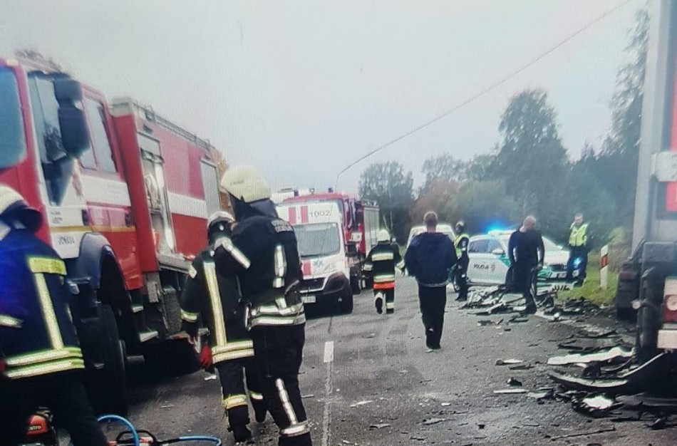 Kelyje Jonava - Ukmergė susidūrė krovininis automobilis ir lengvoji: susiformavo spūstys