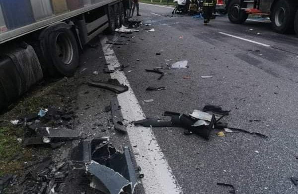 Kelyje Jonava - Ukmergė susidūrė krovininis automobilis ir lengvoji: susiformavo spūstys