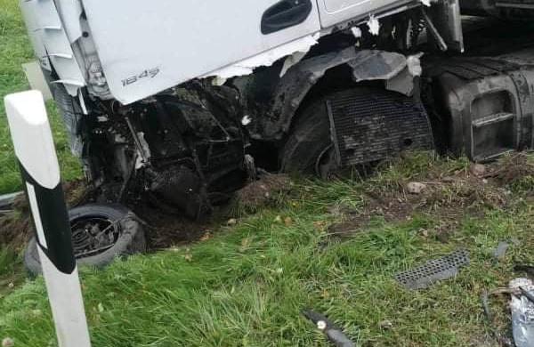 Kelyje Jonava - Ukmergė susidūrė krovininis automobilis ir lengvoji: susiformavo spūstys