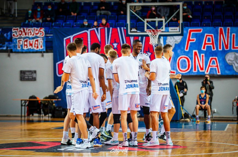 Nuostabiai savų žiūrovų palaikomi jonaviečiai šventė pergalę