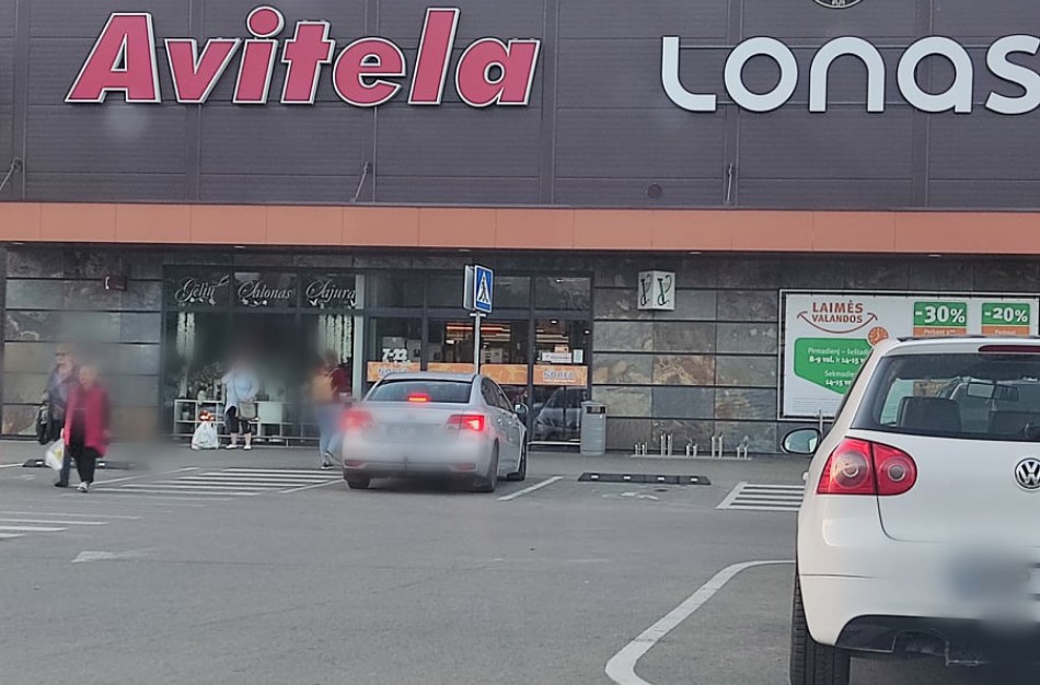 Vairuotojai ginčijasi: neįgaliesiems ar ne skirta vieta šalia ,,Norfos"?