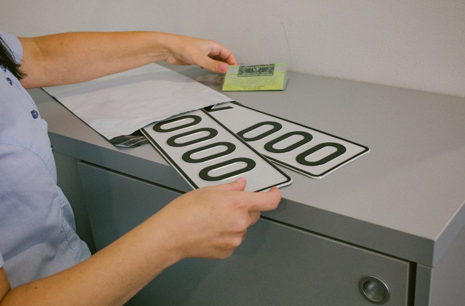 „Regitra“ pildo planuojamų gaminti numerio ženklų sąrašą: naujovė laukia ir elektromobilių savininkų