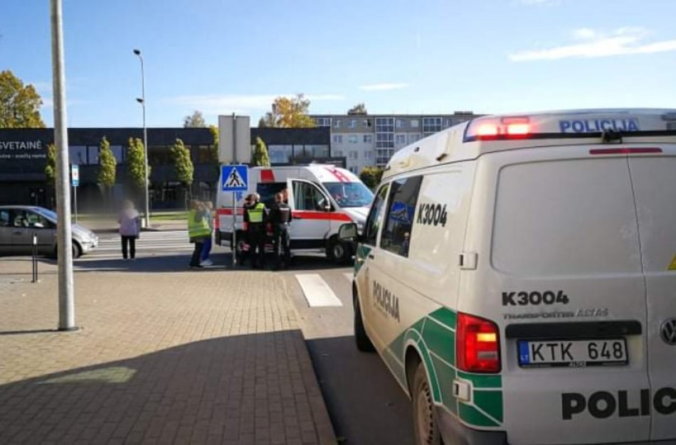 Susidūrė į iškvietimą važiavęs greitosios medicinos pagalbos automobilis ir "Mercedes Benz"