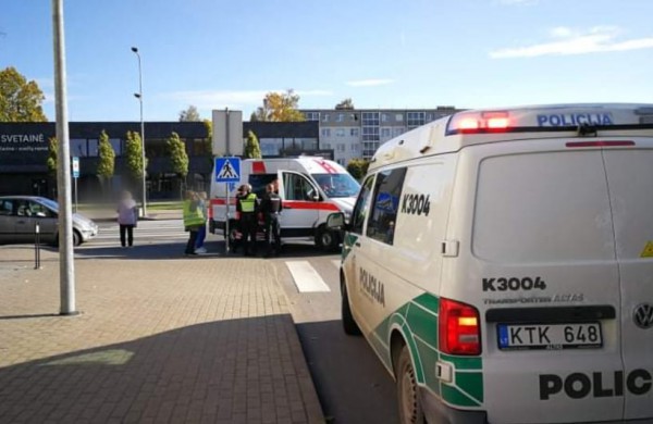 Susidūrė į iškvietimą važiavęs greitosios medicinos pagalbos automobilis ir "Mercedes Benz"