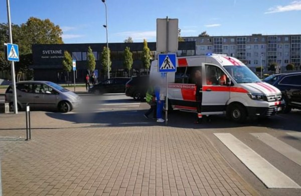 Susidūrė į iškvietimą važiavęs greitosios medicinos pagalbos automobilis ir "Mercedes Benz"