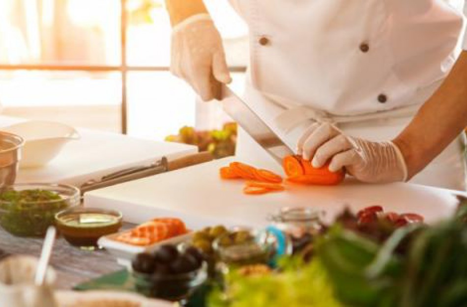 Ar maistą klientams gaminantys darbuotojai turi dirbti su pirštinėmis ir apsauginėmis kaukėmis?