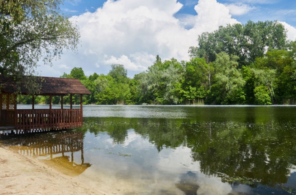 Ar pavėsinių statybai rekreacinio naudojimo žemės sklype, paviršinių vandens telkinių apsaugos zonoje reikalingas statybos leidimas