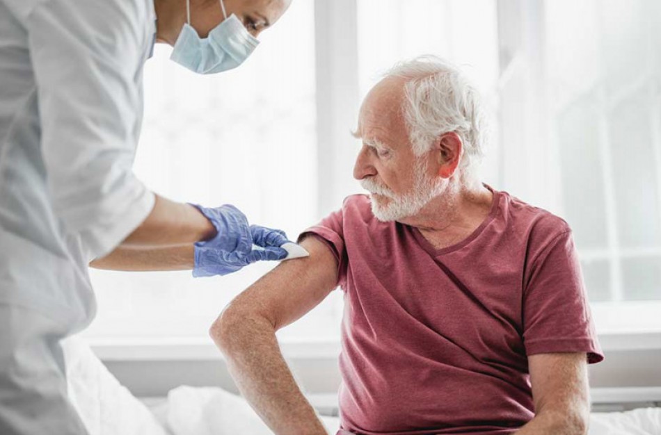 Seimas ypatingos skubos tvarka svarstys siūlymą mokėti vienkartinę išmoką naujai pasiskiepijusiems senoliams