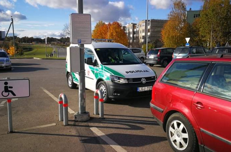 Diskutuotinoje vietoje automobilį palikę pareigūnai patraukė praeivių dėmesį: ar padarytas nusižengimas?