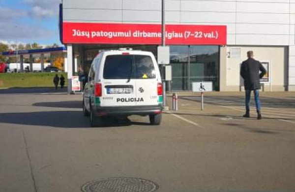 Diskutuotinoje vietoje automobilį palikę pareigūnai patraukė praeivių dėmesį: ar padarytas nusižengimas?