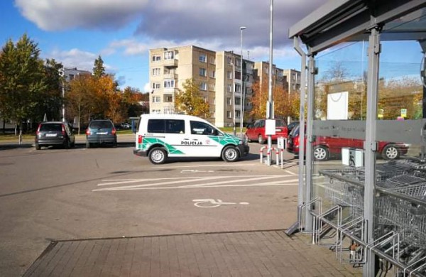 Diskutuotinoje vietoje automobilį palikę pareigūnai patraukė praeivių dėmesį: ar padarytas nusižengimas?