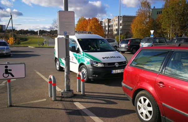 Diskutuotinoje vietoje automobilį palikę pareigūnai patraukė praeivių dėmesį: ar padarytas nusižengimas?