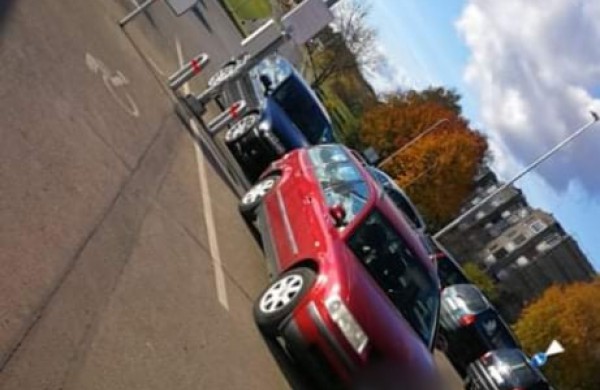 Diskutuotinoje vietoje automobilį palikę pareigūnai patraukė praeivių dėmesį: ar padarytas nusižengimas?