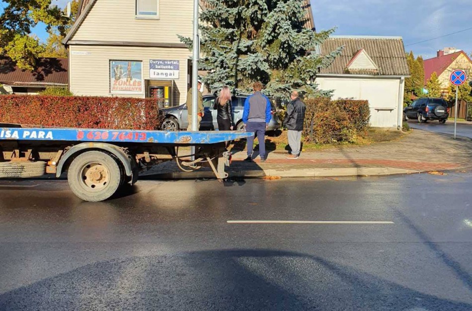 Po eismo įvykio vienas automobilis įvažiavo į name įsikūrusios parduotuvės kiemą