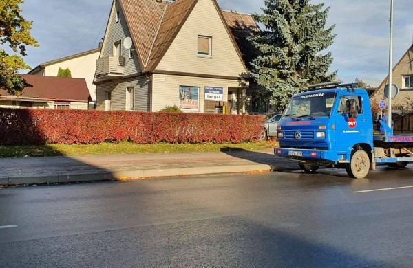 Po eismo įvykio vienas automobilis įvažiavo į name įsikūrusios parduotuvės kiemą