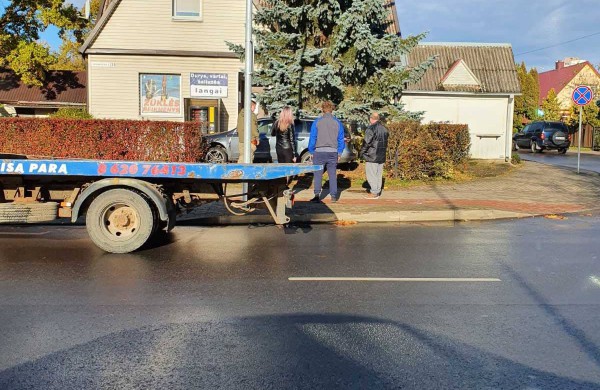 Po eismo įvykio vienas automobilis įvažiavo į name įsikūrusios parduotuvės kiemą