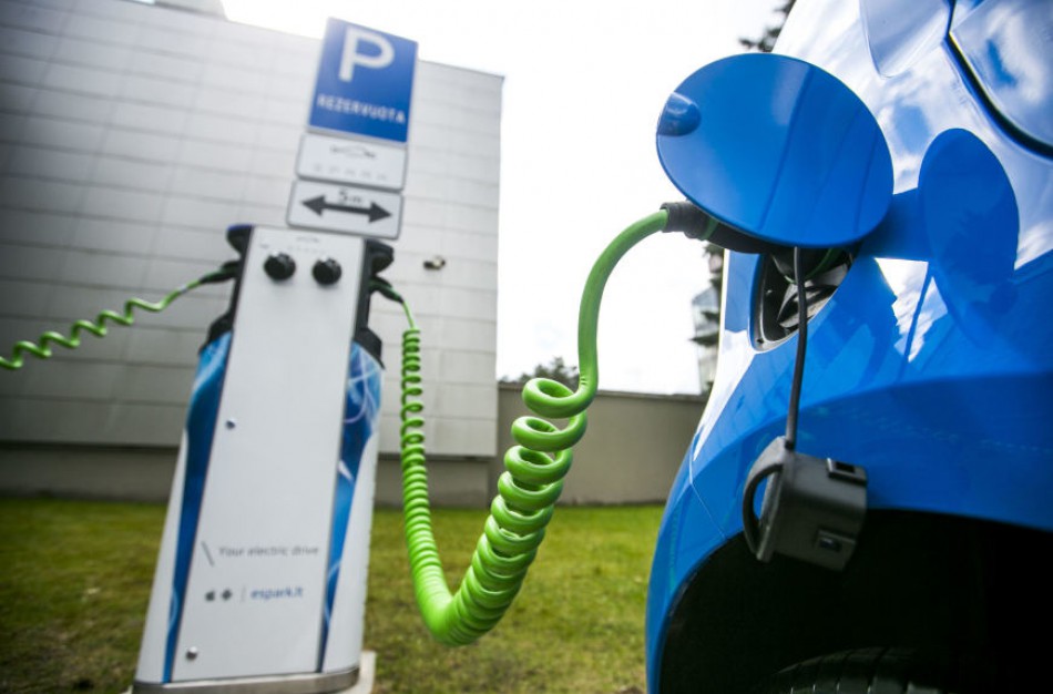 Elektromobilių įkrovimo stotelių poreikis auga: domisi ir verslai, ir daugiabučių gyventojai