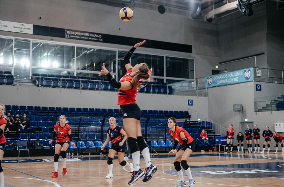 Baltijos moterų tinklinio čempionate Kauno ir Jonavos klubai pasiekė po vieną pergalę