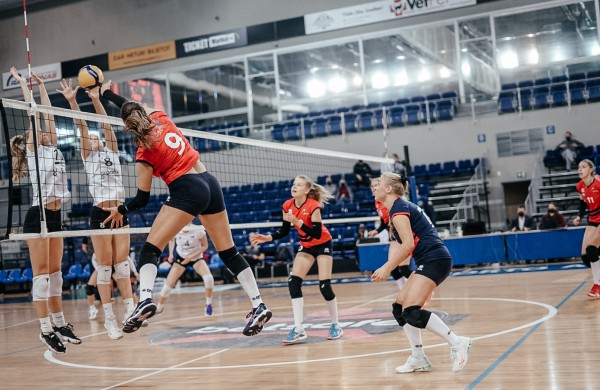 Baltijos moterų tinklinio čempionate Kauno ir Jonavos klubai pasiekė po vieną pergalę