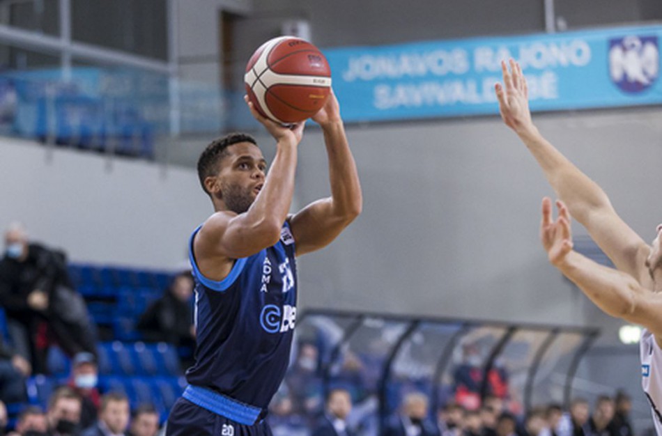 Sunkioje dvikovoje Jonavos sporto arenoje pergalę šventė šeimininkai