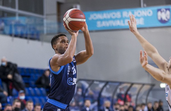 Sunkioje dvikovoje Jonavos sporto arenoje pergalę šventė šeimininkai