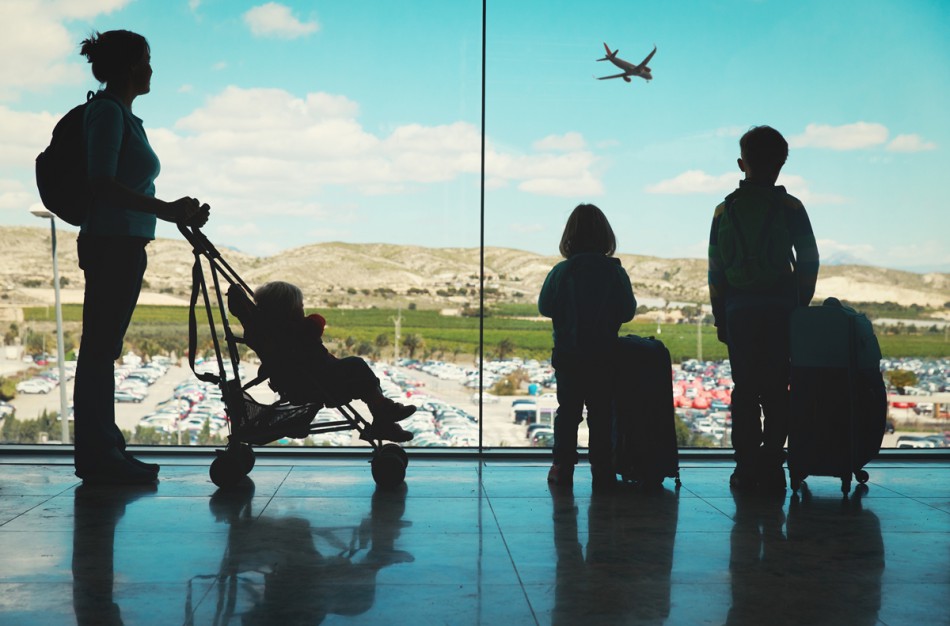 Skrydis lėktuvu su vaikais: kaip tinkamai ir be streso pasiruošti kelionei su atžalomis?